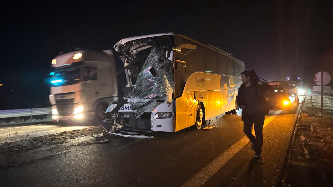 Anadolu Otoyolu’nda otobüs ile çekici çarpıştı: 1 ölü, 15 yaralı
