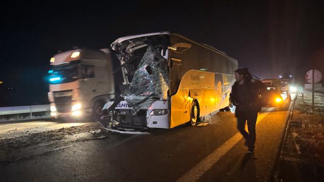 Ankara'da Yolcu Otobüsü ile Çekici Çarpıştı: 1 Ölü, 15 Yaralı