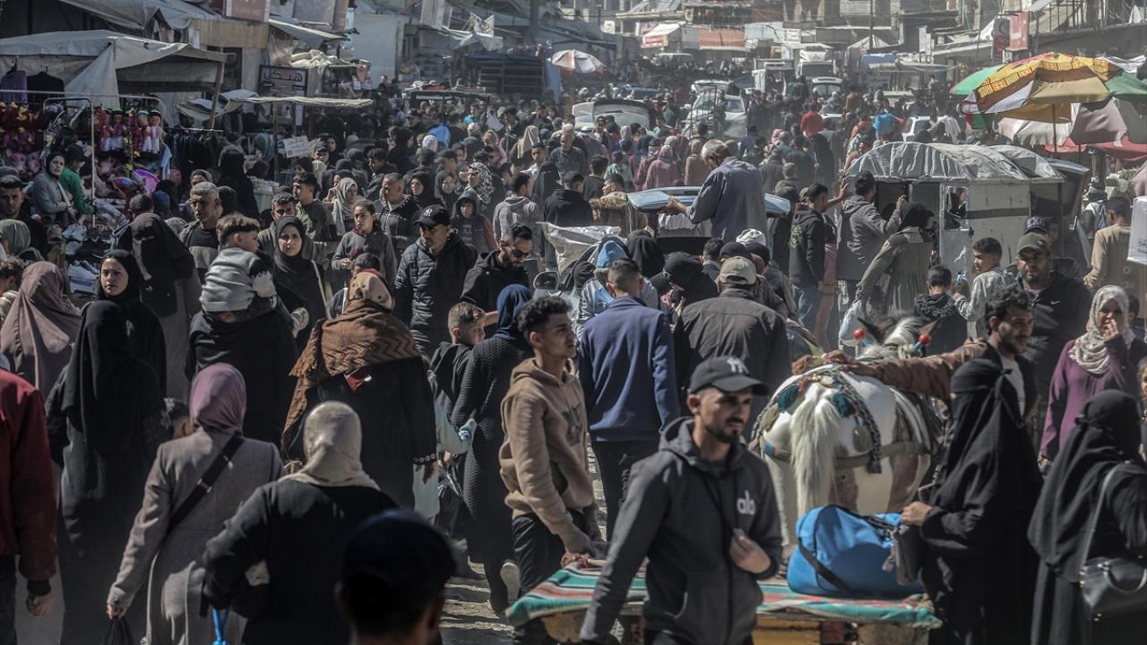 Han Yunus’ta Filistinliler bayram hazırlıkları için çarşılara akın etti