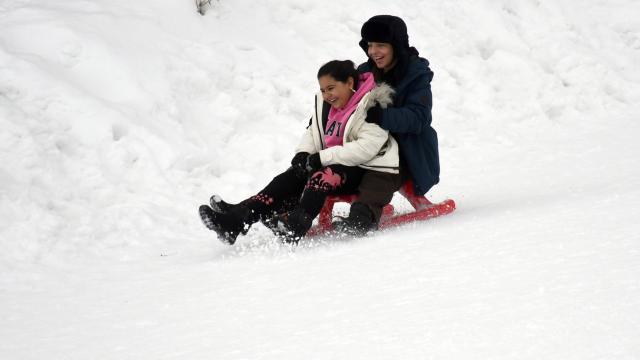 Sarıkamış'ta çocuklar kızak keyfi yaşadı