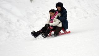 Sarıkamış'ta çocuklar kızak keyfi yaşadı