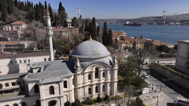 Boğaz kıyısındaki saray yapılarından Küçük Mecidiye Camii