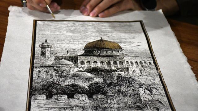 İbadete kapatılan Mescid-i Aksa'yı gündemde tutmak için el yapımı kağıtlara işliyor