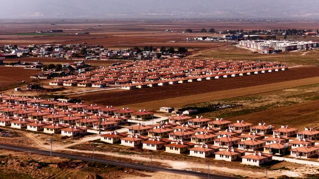 Hatay Kumlu'da Türkiye'nin ilk kırsal uydu kenti tamamlandı: 21 mahalleden 777 köy evi teslim edildi