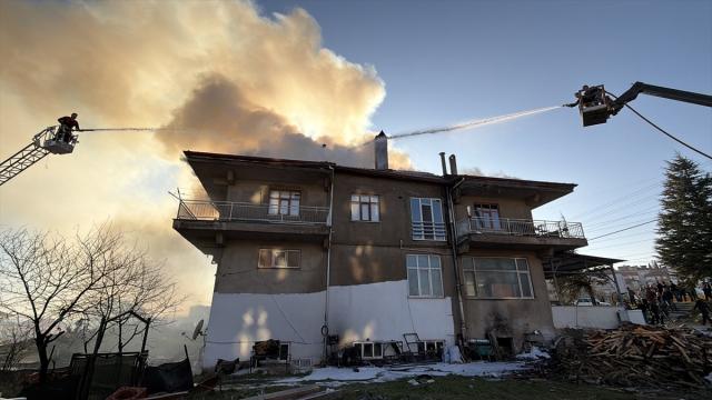 Kütahya'da bir evin çatısında çıkan yangın söndürüldü