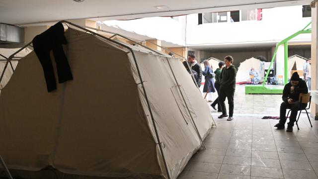 İşgalci İsrail saldırılarında evlerini terk eden Lübnanlılar günlerini sokakta geçiriyor