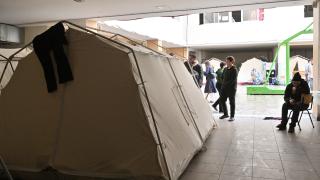 İşgalci İsrail saldırılarında evlerini terk eden Lübnanlılar günlerini sokakta geçiriyor