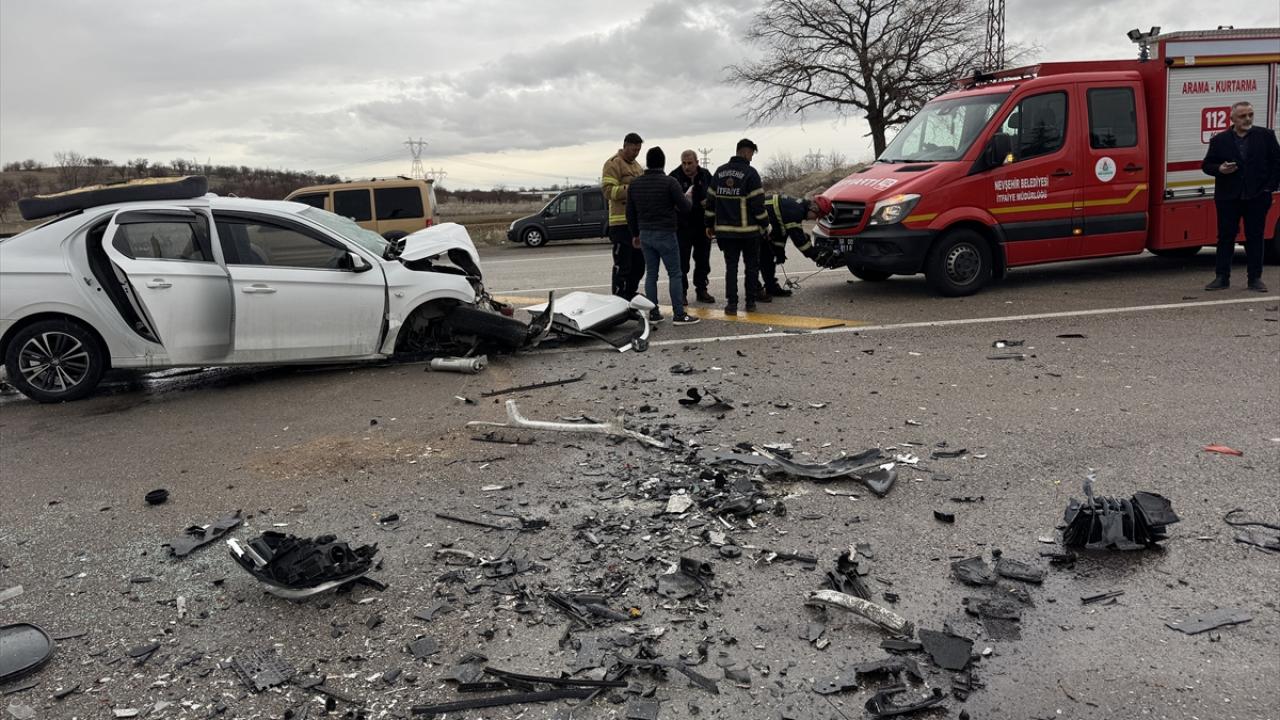 Nevşehir'de üç aracın karıştığı kazada 2 kişi öldü, 7 kişi yaralandı