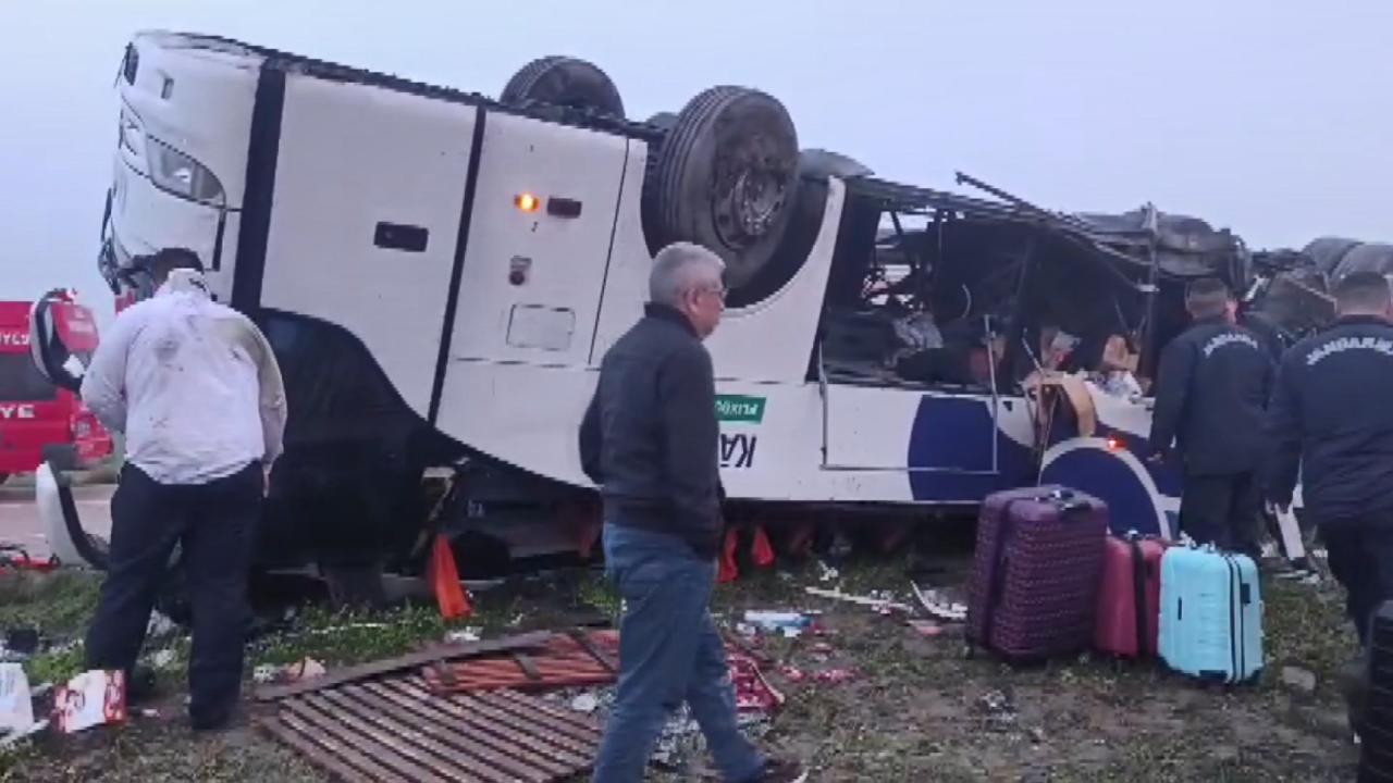 Adana’da yolcu otobüsü devrildi: 2 ölü, 19 yaralı