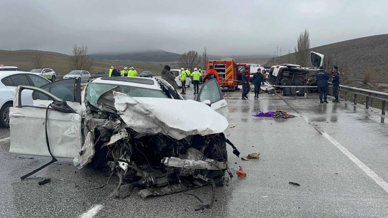 Konya’da otomobil ile hafif ticari aracın çarpıştığı kazada baba ile oğlu öldü