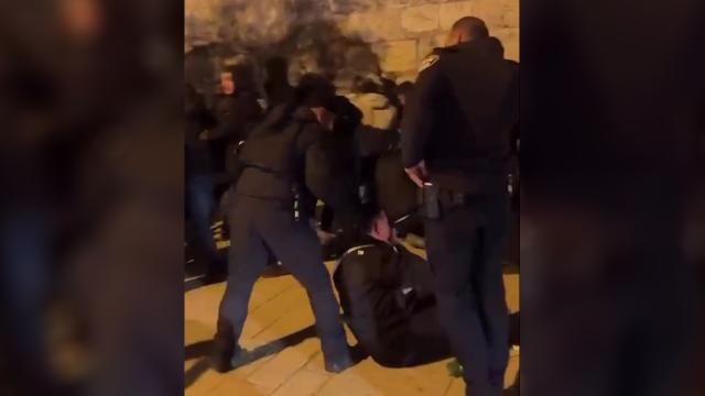 İsrail Polisi, Mescid-i Aksa'nın Kapalı Olmasına Tepki Gösteren Filistinlilere Sert Müdahale Etti
