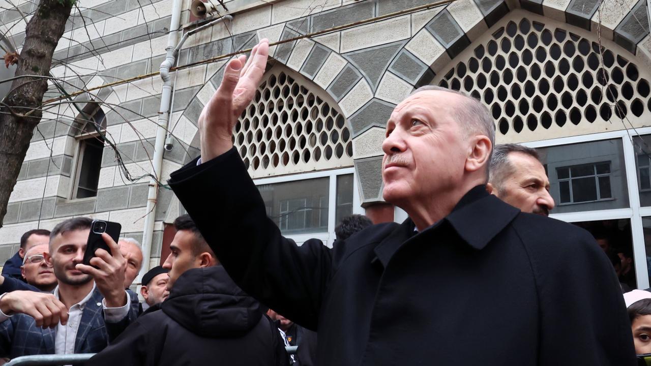 Cumhurbaşkanı Erdoğan, cuma namazını Merkez Sahil Camisi'nde kıldı