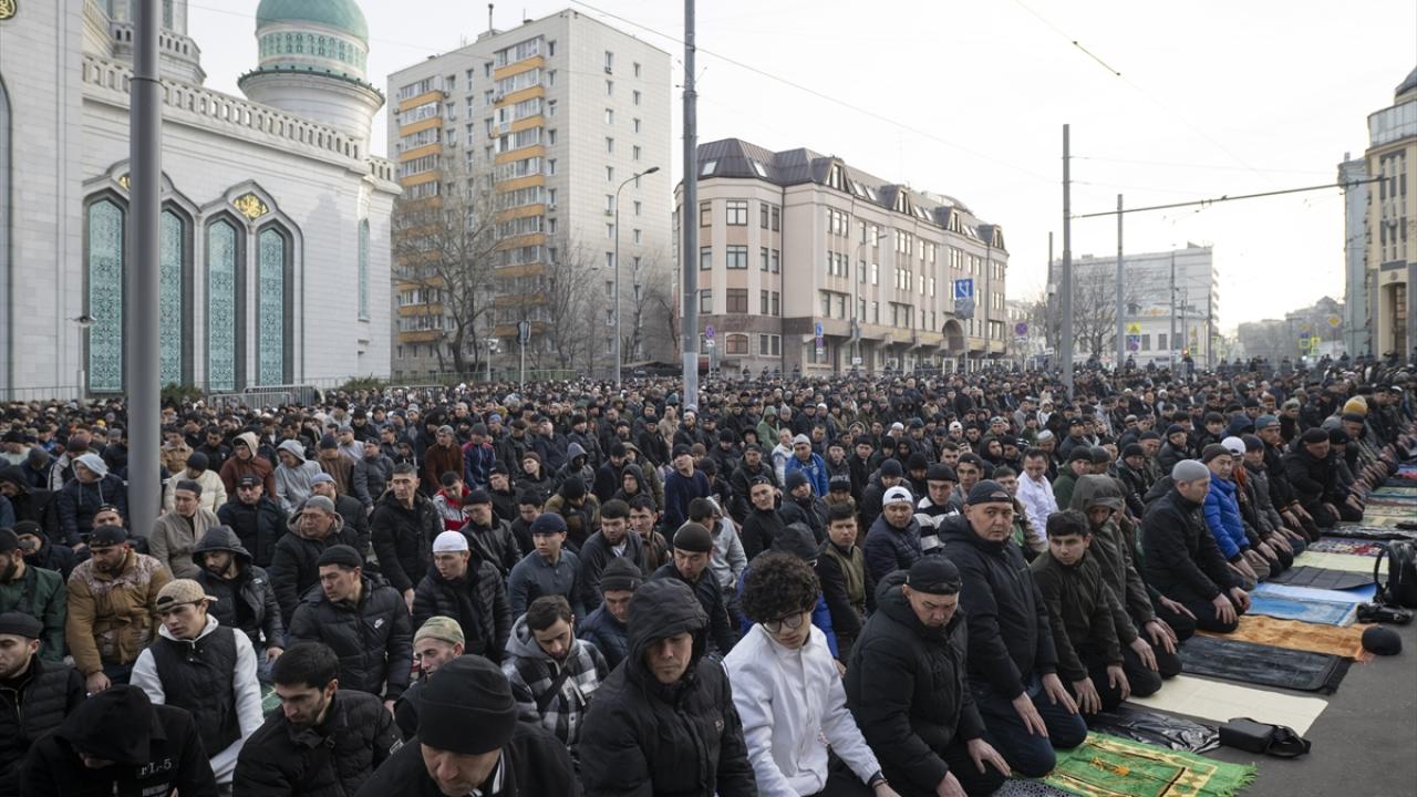 Rusya'da Müslümanlar bayram namazında buluştu