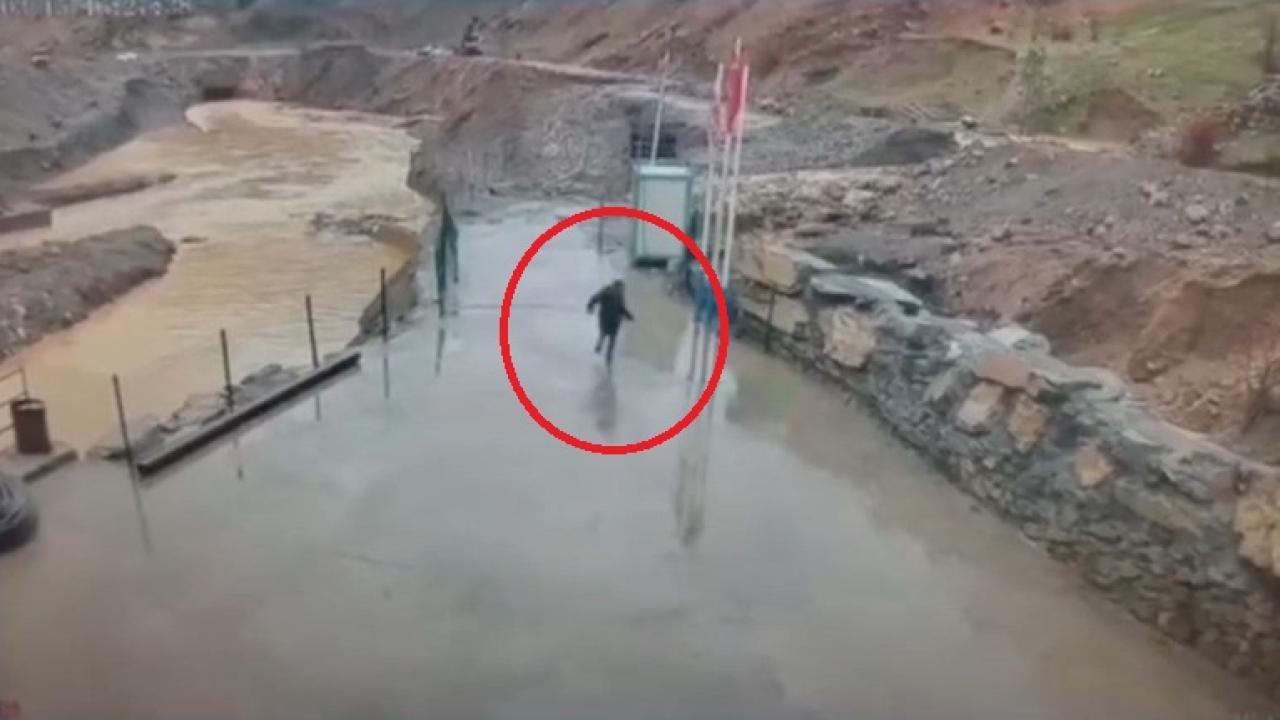 Şırnak'ta sel anı kamerada: Güvenlik görevlisi son anda kaçtı