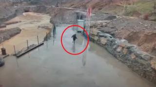 Şırnak'ta sel anı kamerada: Güvenlik görevlisi son anda kaçtı