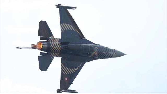 SOLOTÜRK Çanakkale'de gösteri uçuşu yaptı