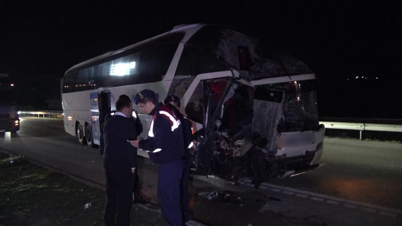 Amasya’da yolcu otobüsü ile tır çarpıştı: 11 yaralı