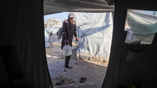 İsrail saldırısında bir bacağını kaybeden Filistinli engeline rağmen yaşama tutunmaya çalışıyor