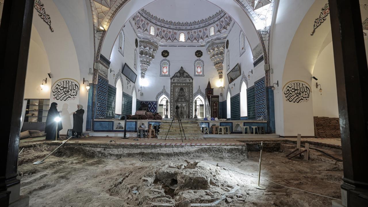 "Turkuaz ağırlıklı mavinin koyu ve açık tonlarında çiniler çıkıyor"