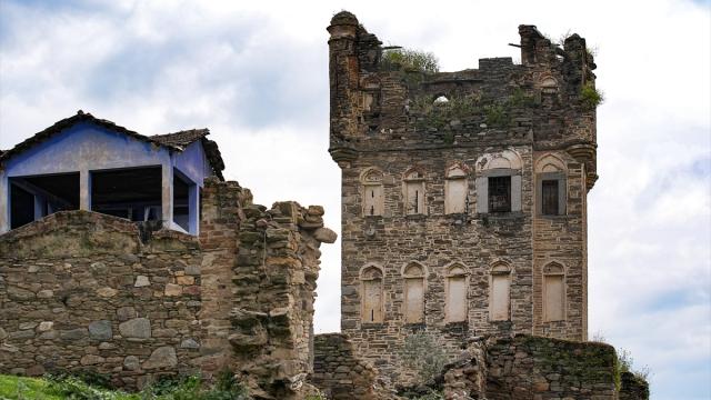 Arpaz Kulesi zamana direniyor