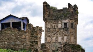 Arpaz Kulesi zamana direniyor