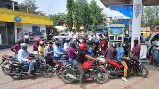 Asya'da günlük yaşamı durma noktasında: Karneyle yakıt dönemi