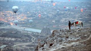 Atıyla yamaçları aşıyor, Kapadokya’nın sırlarını keşfediyor