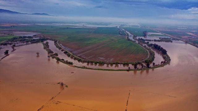Aydın'da nehir taşması sonucu tarım arazileri su altında kaldı, ulaşım aksadı