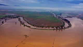 Aydın'da nehir taşması sonucu tarım arazileri su altında kaldı, ulaşım aksadı