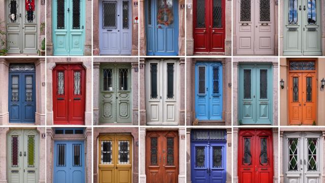 Cunda Adası'ndaki rengarenk kapılar geçmişin izlerini taşıyor