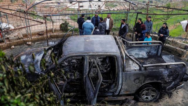 Batı Şeria’daki Filistin topraklarını gasbeden İsrailliler 2 aracı ateşe verdi