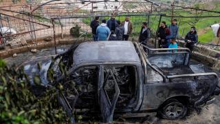 Batı Şeria’daki Filistin topraklarını gasbeden İsrailliler 2 aracı ateşe verdi