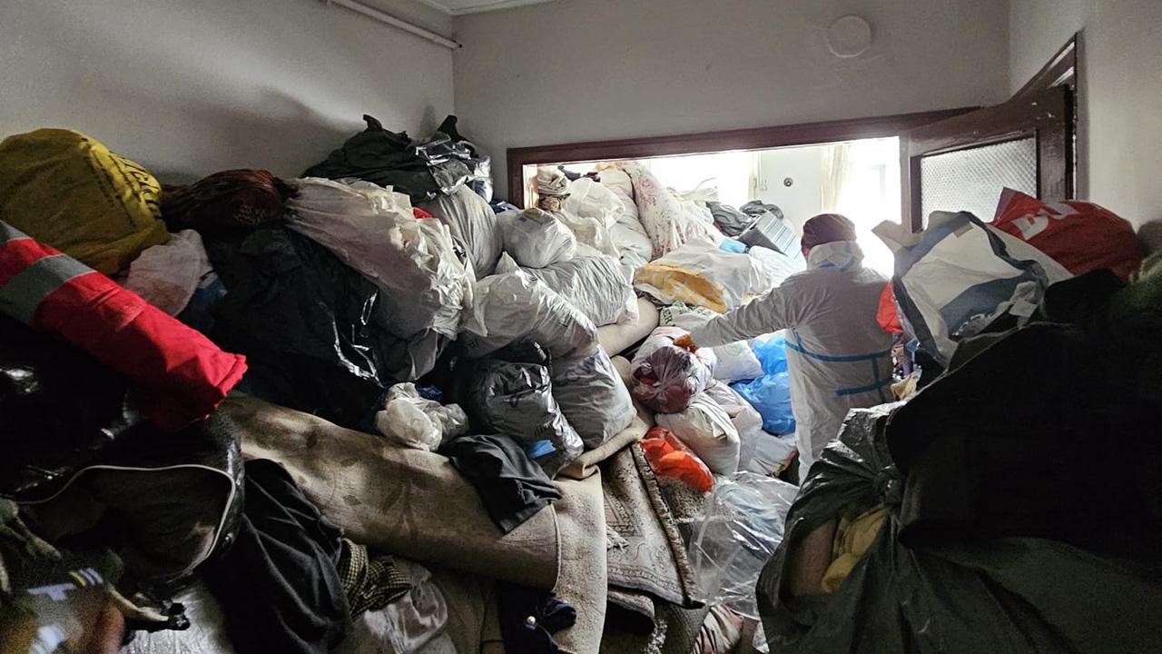 Bursa'da çöp ev temizliği: 4 kamyon tahliye edildi