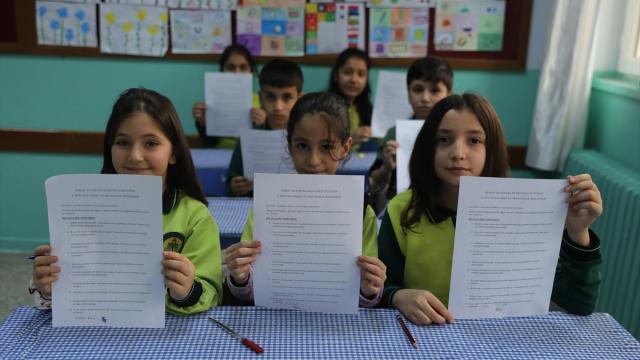 Öğrenciler akran zorbalığına karşı "dostluk sözleşmesi" imzaladı