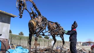 Çevre dostu Elazığ Hipodromu'nda atıklar at heykellerine dönüşüyor