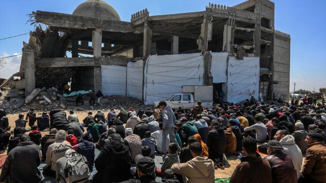 Gazze'de cuma namazı Elbani Camii enkazında kılındı