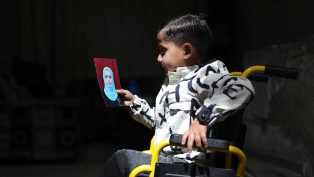 İsrail saldırıları sonucu yaralanan Filistinli çocuk, tekerlekli sandalyeye mahkum kaldı