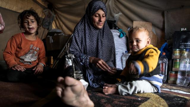 İsrail saldırısında ağır yaralanan Filistinli anne tedavi olmayı bekliyor