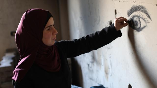 İsrail saldırısında bir gözünü kaybeden Gazzeli kadın, engeline rağmen resim yapıyor