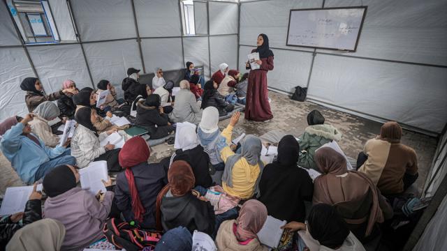 Gazze'de öğrenciler, zorlu koşullarda eğitimlerine devam ediyor