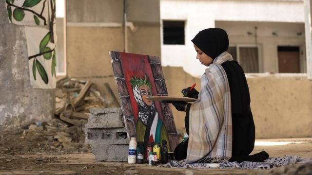 Gazzeli genç sanatçıdan enkazlar arasında “Toprak Günü” mesajı