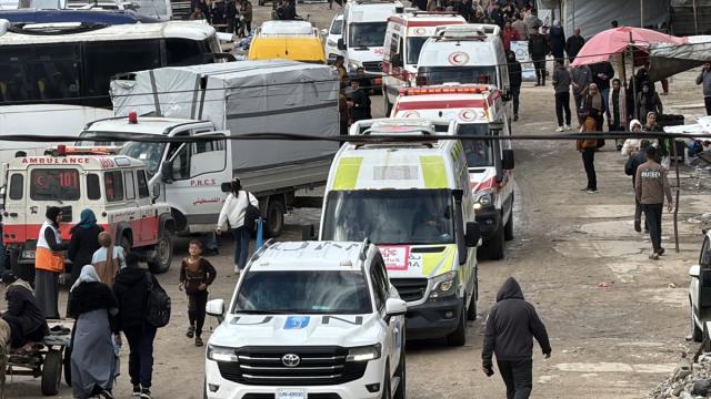 Gazze'de bir grup hasta Refah Sınır Kapısı'ndan tahliye edilmek üzere yola çıktı