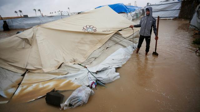 Gazze'de etkili olan yağmur nedeniyle Filistinlilerin çadırlarını su bastı