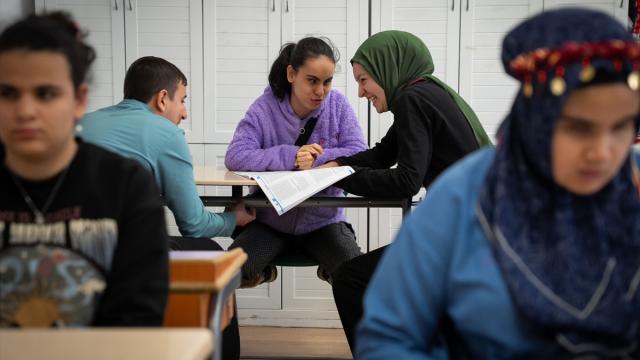 Görme engelli lise öğrencileri, akranlarının sesiyle sınavlara hazırlanıyor