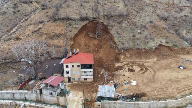 Hakkari'de heyelan bir eve zarar verdi