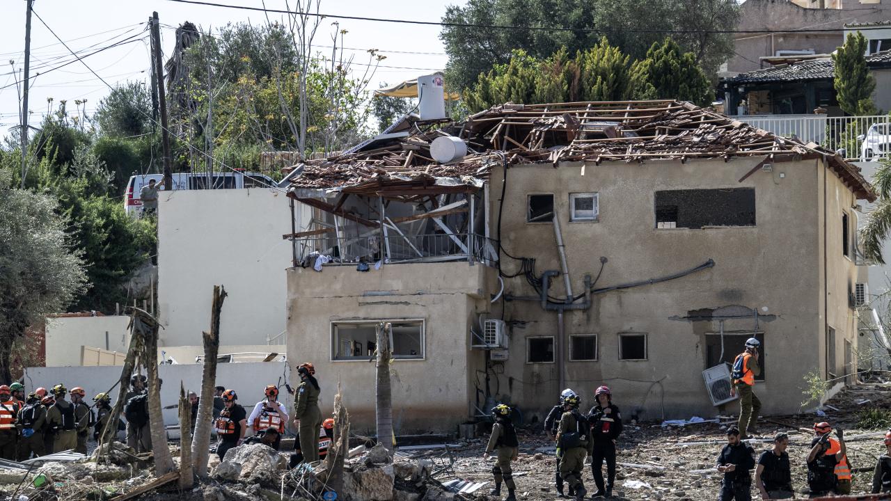 İsrail'in merkezindeki Beyt Şemeş yakınlarına isabet eden İran füzesi nedeniyle 3 kişi yaralandı