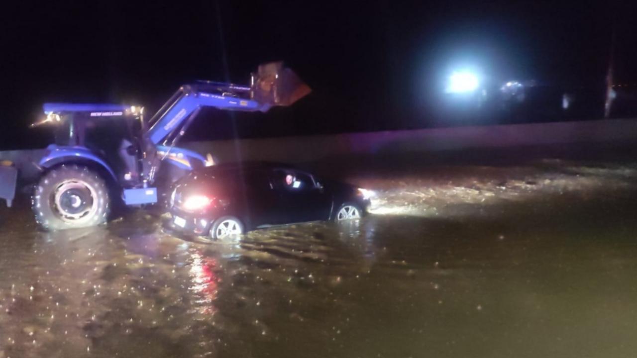 Ödemişİzmir yolunda su baskınları ulaşımı aksattı