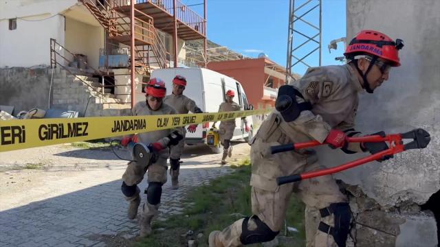 Jandarma komandolar afetlerde daha fazla can kurtarmak için eğitimden geçti