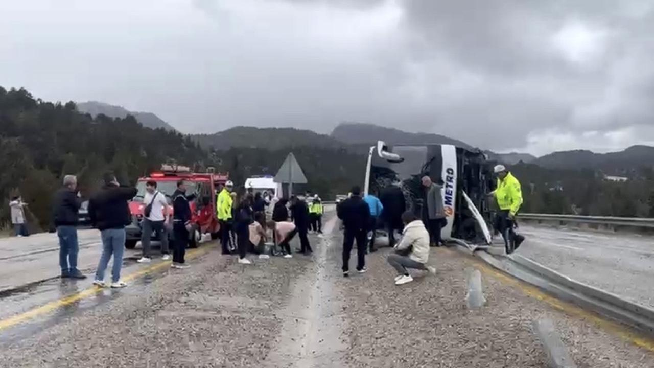 Konya'da devrilen yolcu otobüsündeki 14 kişi yaralandı