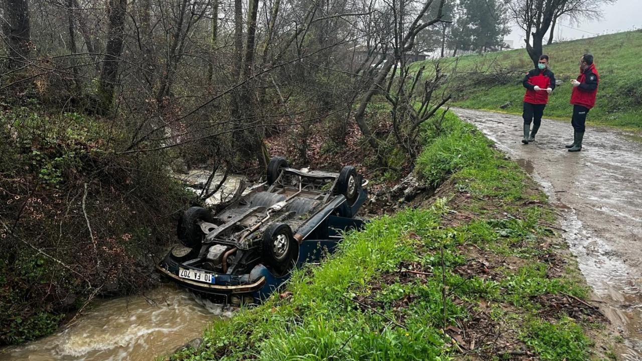 Balıkesir'de dereye devrilen otomobilin yakınında ceset bulundu